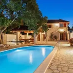 別荘 The Grandfather Heated Pool Retreat